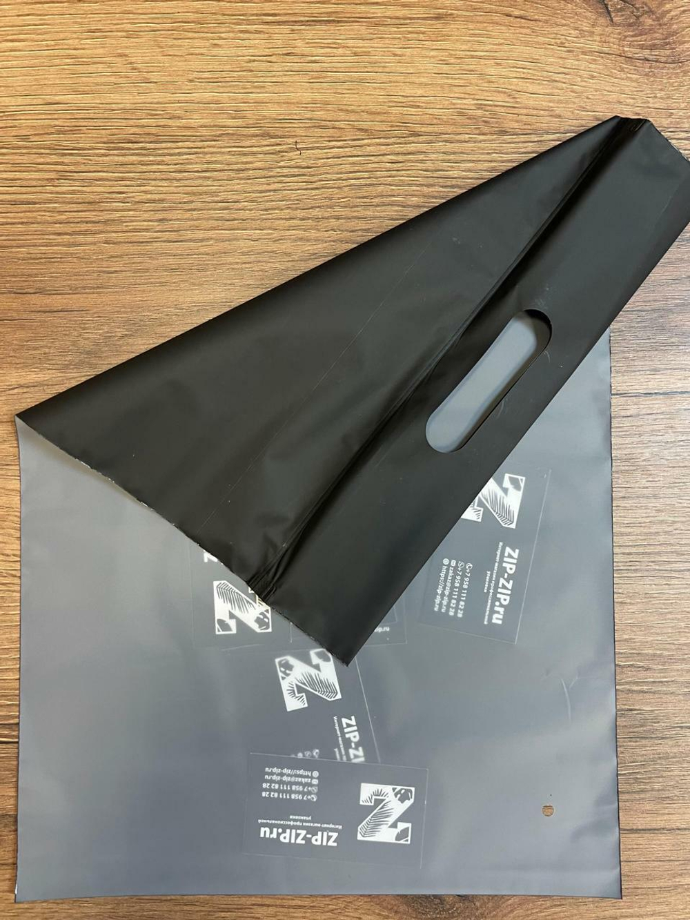 Пакет слайдер черный с одной полупрозрачной стороной и вырубной ручкой матовый 25*30 см 70 мкм