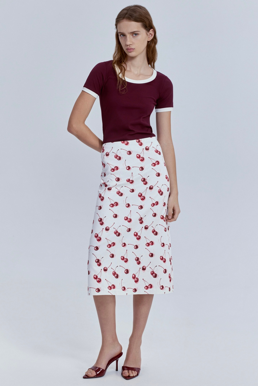 Юбка прямая из лёгкого денима с принтом Вишни