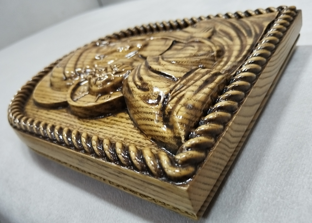 Деревянная икона Владимирской Божией Матери.