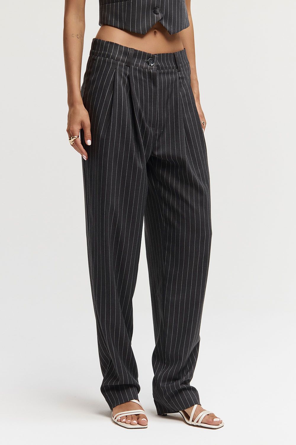 Брюки бананы в полоску темно-серого цвета