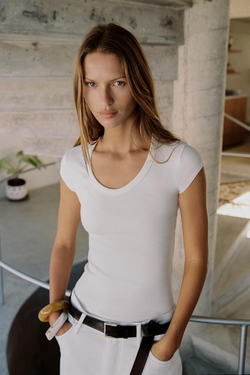 ZARA ФУТБОЛКА С ШИРОКИМ ВЫРЕЗОМ, ЖЕЛТОВАТО-БЕЛЫЙ