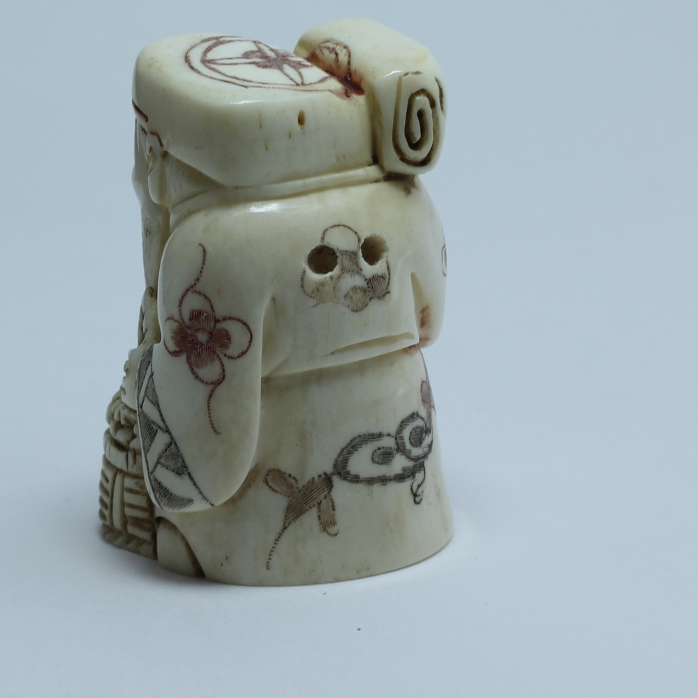 Нэцкэ Дзюродзин с корзиной фруктов и свертком на плече