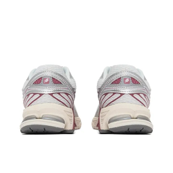 Кроссовки New Balance 860v2 Northern Lights ML860CC2 розово-бордовые с сетчатым верхом, вид сзади