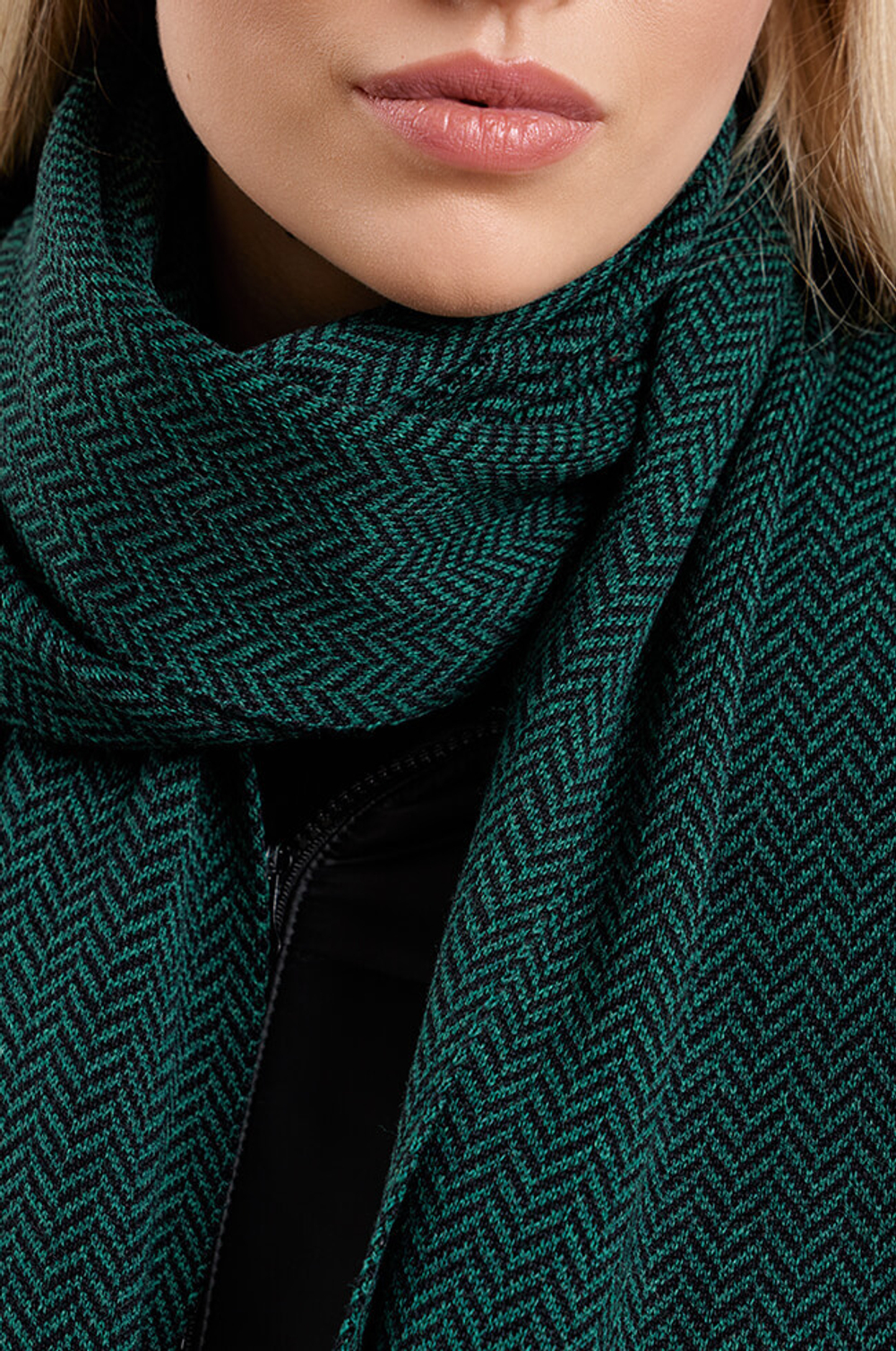 8381 Шарф женский (черно-зеленый)