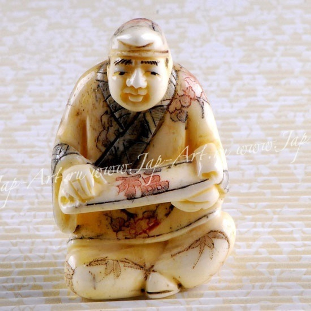 Нэцкэ Монах в позе лотоса