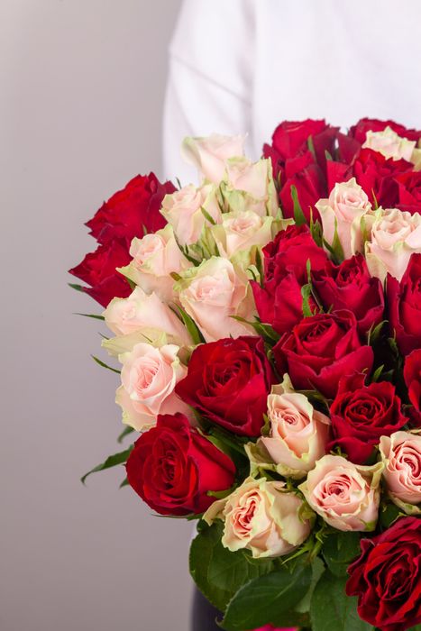 Букет роз Пинк Атена и Мадам Ред (51 шт) под ленту*