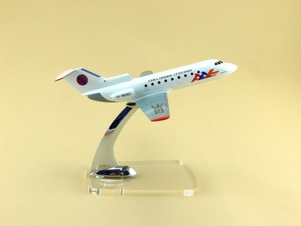 Модель самолета Як-40 (М1:100, Армения)