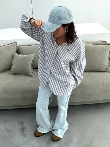 Светло-голубые джинсы-клеш