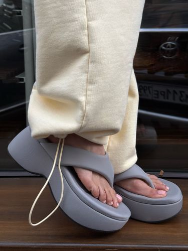 Серые вьетнамки на платформе