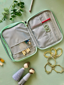 Пенал-оганайзер для хранения вязальных спиц и принадлежностей для рукоделия