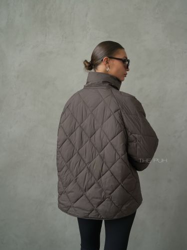 Шоколадно-бежевая куртка с манишкой