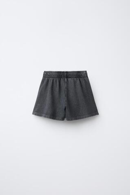 ZARA КОМПЛЕКТ ИЗ ТОЛСТОВКИ И ШОРТОВ С НАДПИСЬЮ, ТЕМНО-СЕРЫЙ