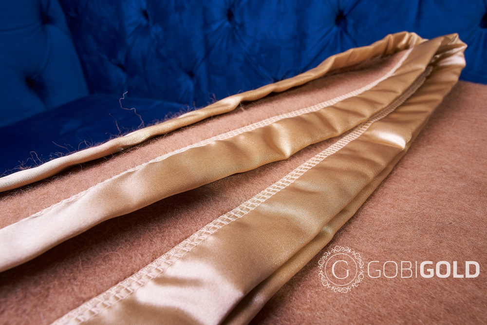 Одеяло тканое из верблюжьей шерсти ERDENET 200x220 см. (евро) - камел (золотой кант)