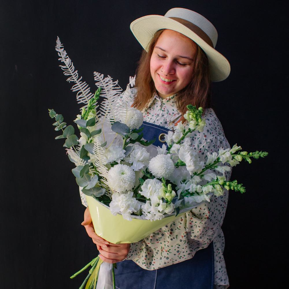 49. Стойкий белоснежный букет в современном стиле