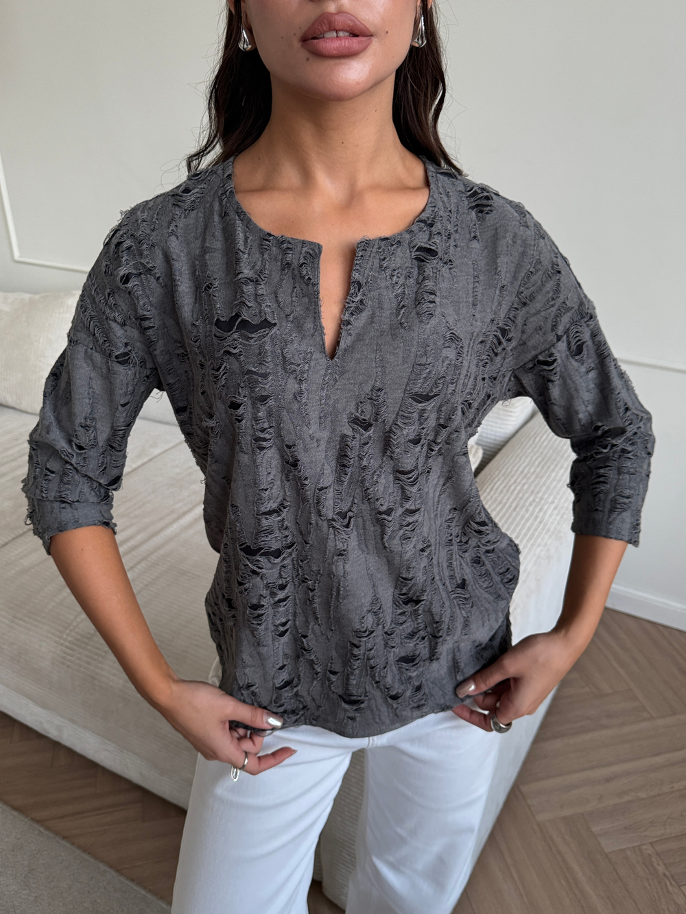 Серая женская блузка из фактурного трикотажа с рукавом 3/4