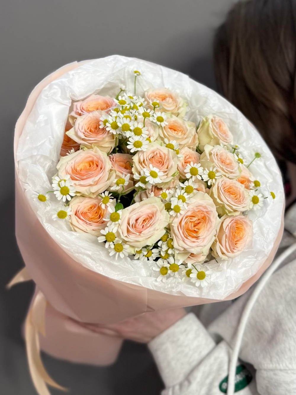 Дуо-букет из кустовых пионовидных роз и ромашек