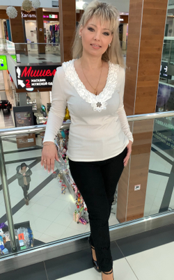 Белый тонкий джемпер с атласным жабо