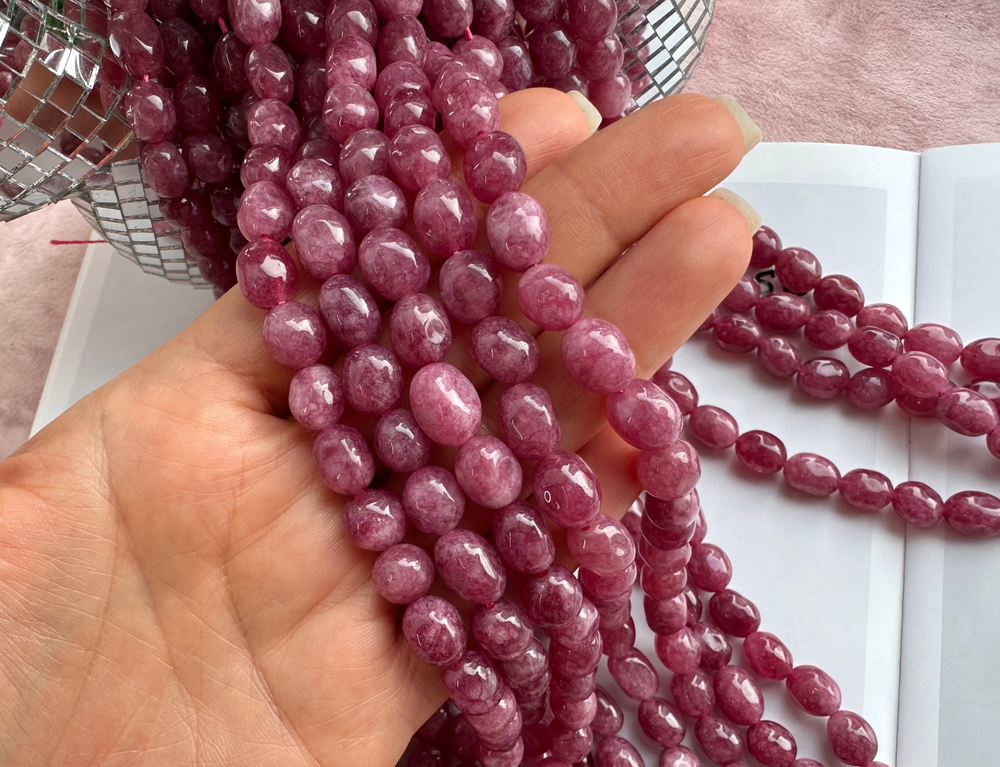 Нить бусин из тонированного кварца 8-8,5мм (галтовка)