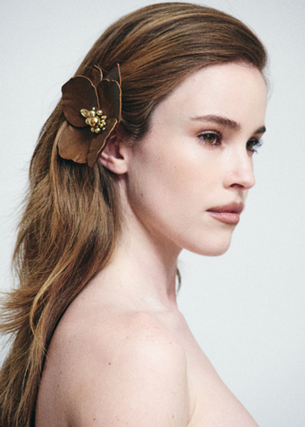 Заколка пион из кожи коричневого цвета