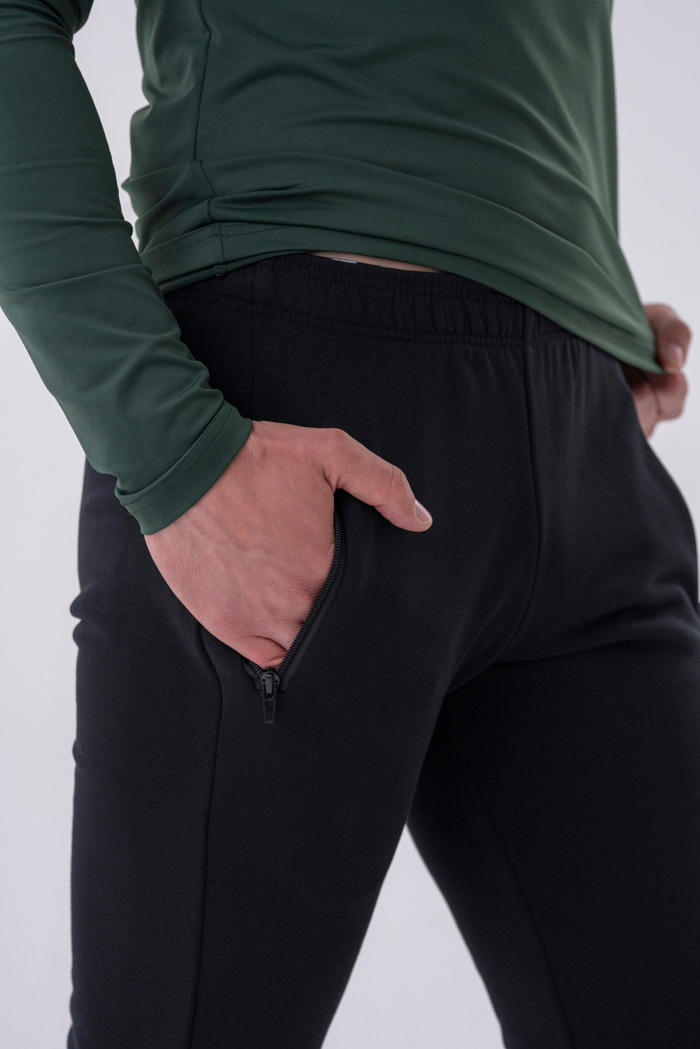 Брюки SLIM SWEATPANTS WITH ZIP POCKETS "RE-GAIN" 320 Черные