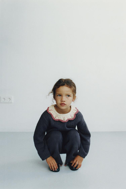 ZARA ТРИКОТАЖНЫЕ БРЮКИ-КЮЛОТЫ С ВЫШИВКОЙ В ВИДЕ ЦВЕТОВ, ВЫЦВЕТШИЙ СИНИЙ