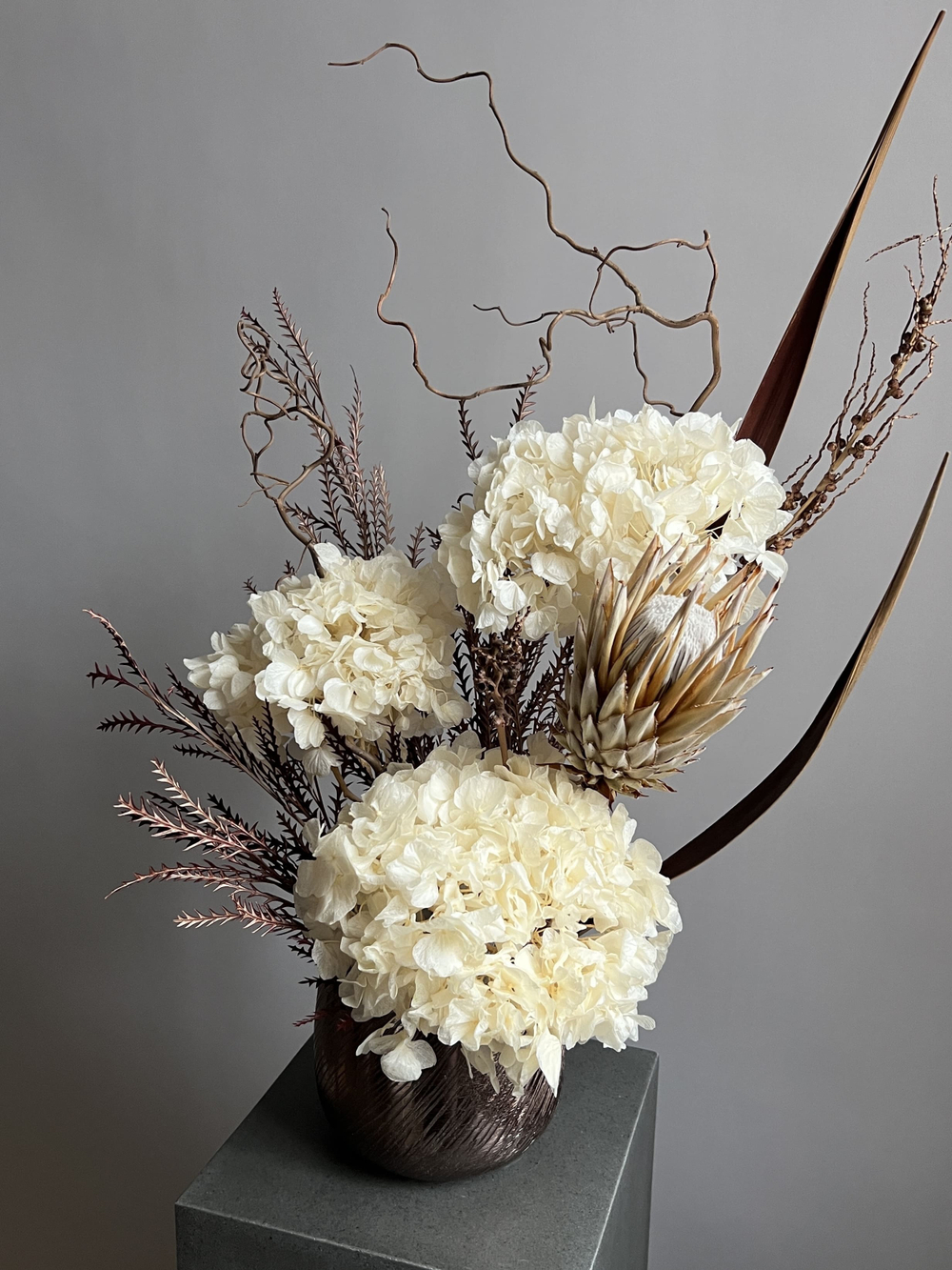 Композиция в кашпо Протея