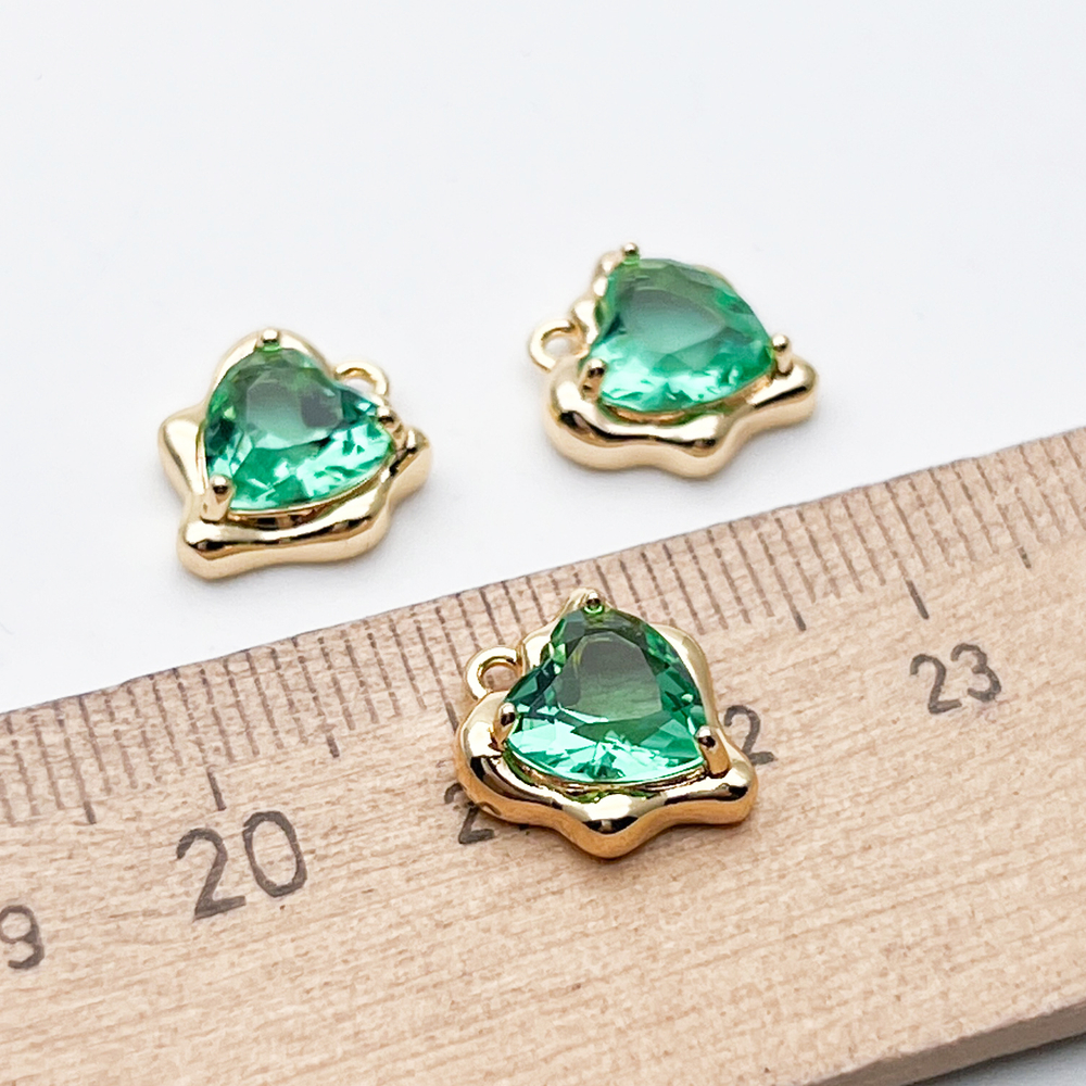 Подвеска Сердце, цвет золото + изумрудный, размер 13*10 мм, цена за 1 шт