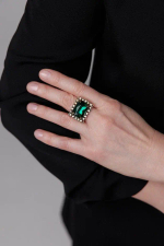 Кольцо прямоугольный зеленый кристалл в рамке, оттенок золото антик