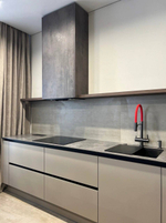 Премиальная кухня с фасадами из МДФ в эмали и акриловой столешницей