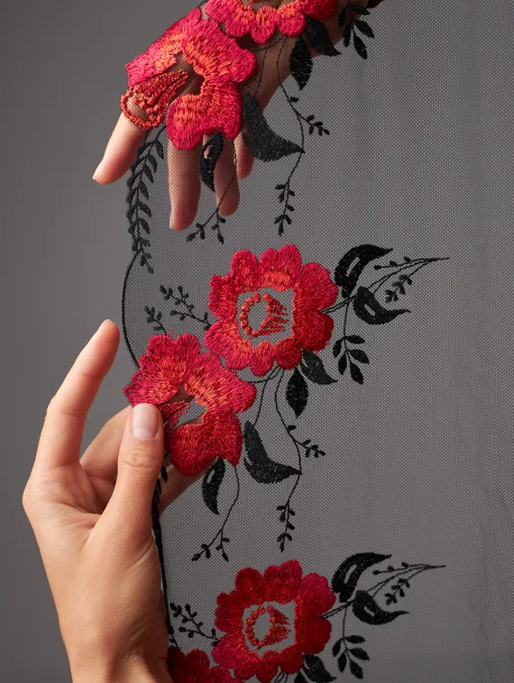 05-127 Вышивка на неэл. сетке 22 см, черный/оранжевый/красный (правая)