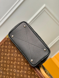 Louis Vuitton Blossom MM