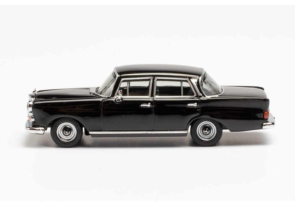 Автомобиль Mercedes-Benz 200, черный