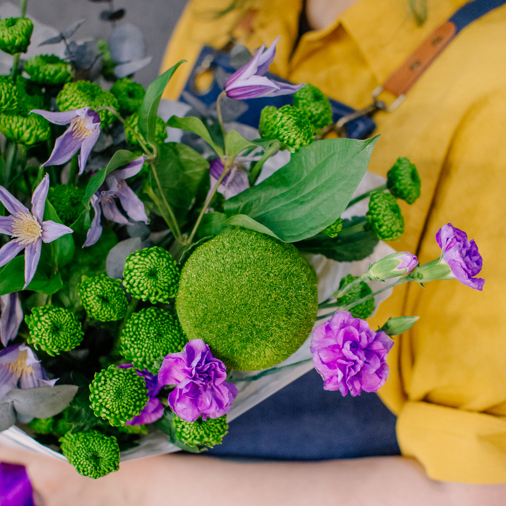 162. Сочный весенний букет в зеленой гамме с фиолетовыми акцентами