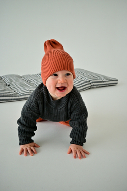 Шапочка вязаная кирпичная