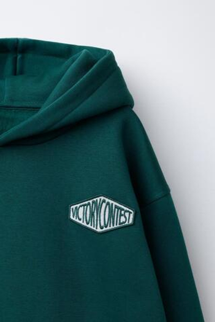 ZARA КОМПЛЕКТ ИЗ ТОЛСТОВКИ И БРЮК-ДЖОГГЕРОВ С НАШИВКОЙ, ЗЕЛЕНЫЙ