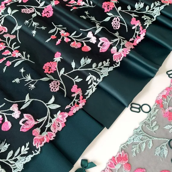 Вышивка на сетке черная/ментол 23 см