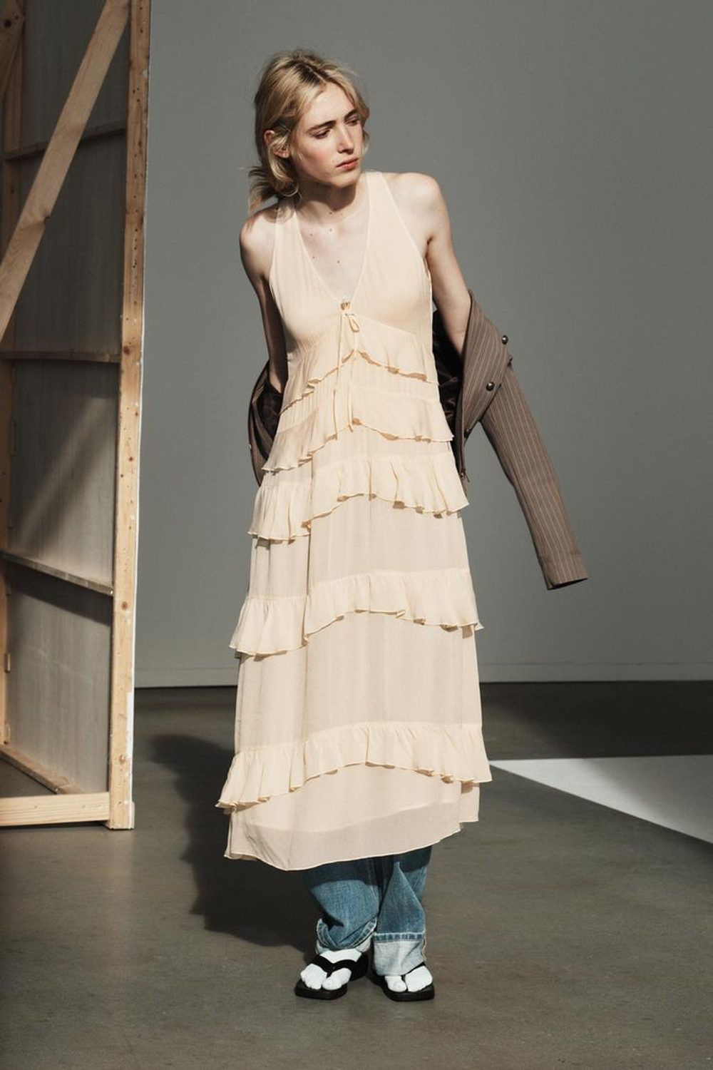 ZARA ПЛАТЬЕ МИДИ С ВОЛАНАМИ, КРЕМОВЫЙ