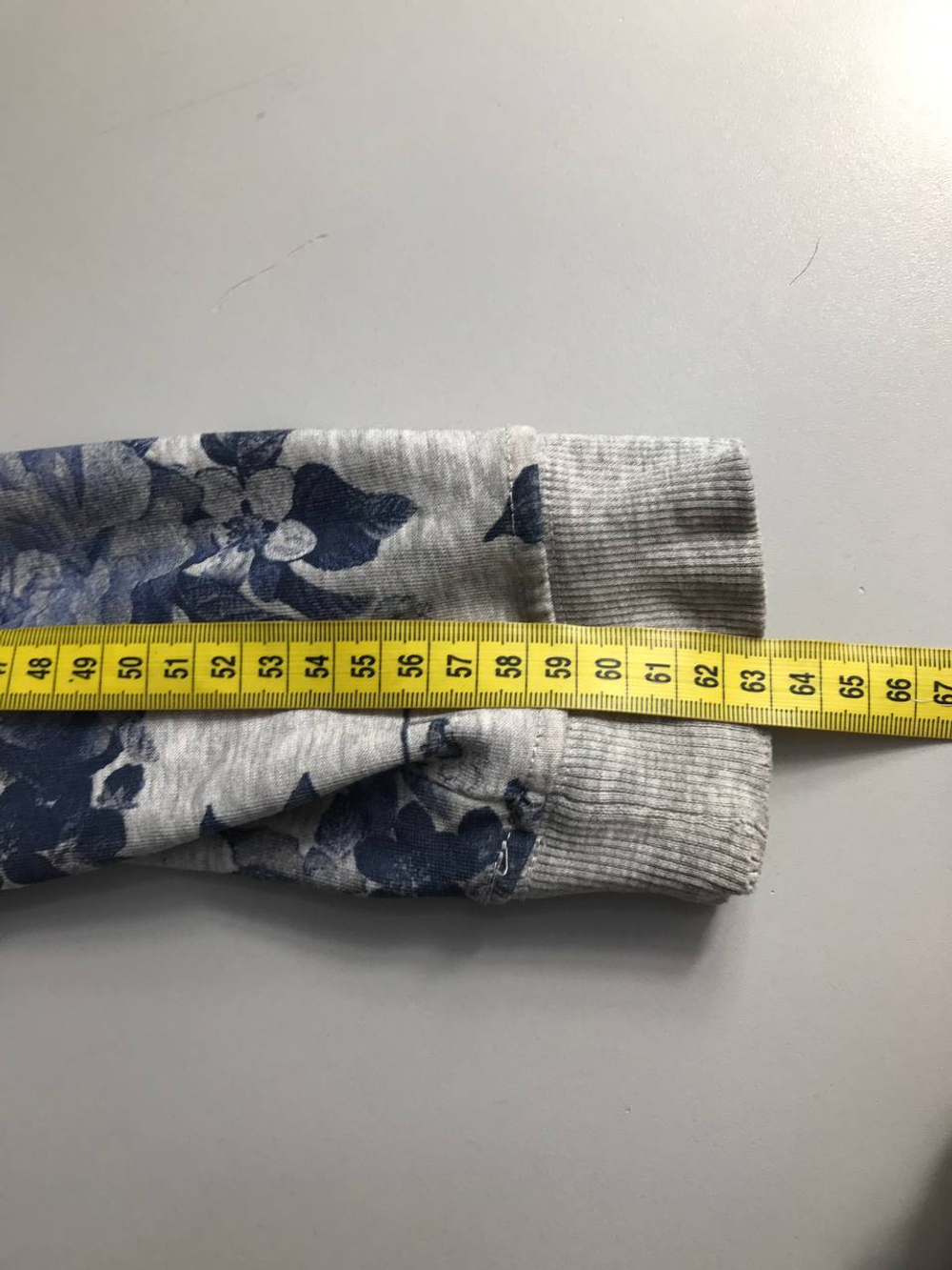 Свитшот Ostin со стильным принтом, маркировка М, визуально на 46 размер