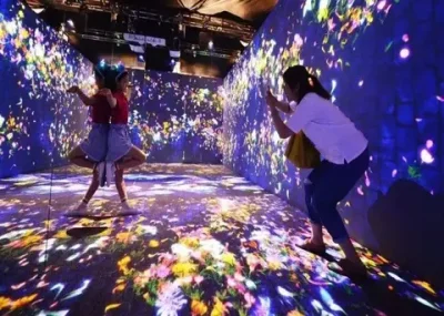 Иммерсивная интерактивная комната с проекцией на стену и пол