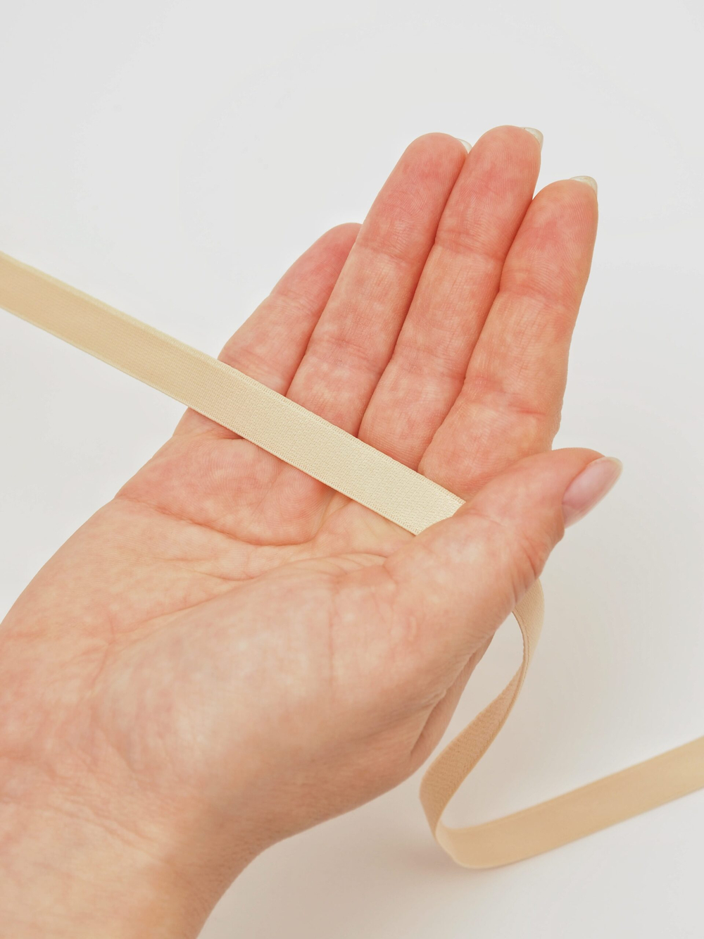 Резинка бретелечная бежевая глянцевая ширина 10 мм