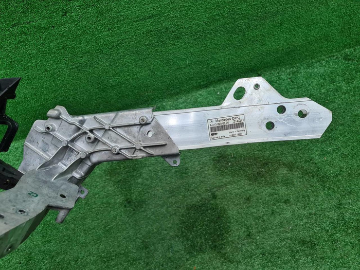 Кронштейн передней панели Mercedes E W213 (16-23)
