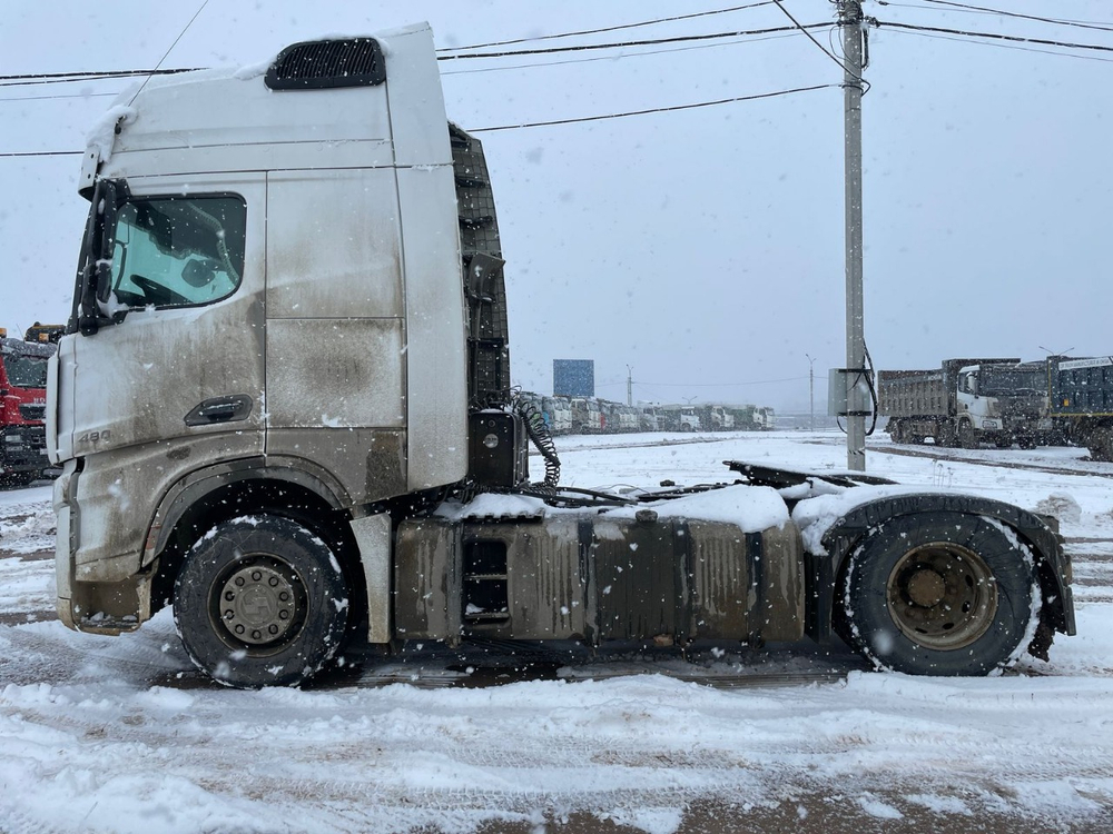 Shacman (Shaanxi) SX* 4x2 Седельный тягач SX4188YY381 (Дизельный, 12,5 л, 473 л.с., МТ)