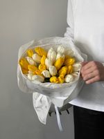 Букет из 35 белых и желтых тюльпанов