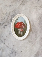 Картина в овальной рамке