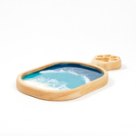 Деревянная доска из цельного куска древесины кедра с ручкой "лапкой" и эпоксидной смолой. RD79