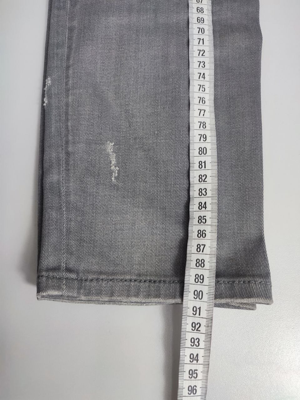 Джинсы Zara  с потертостями 42 размер