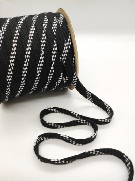 Шнур плоский турецкого плетения 10-12 мм Штрихи на черном