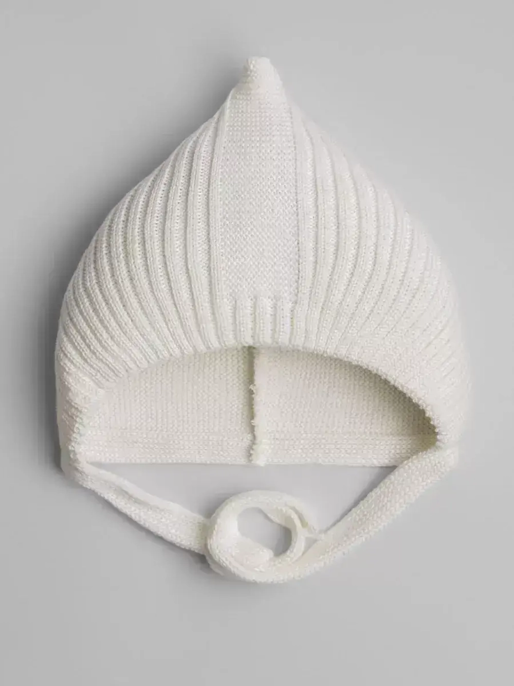 Чепчик для девочки вязаный на завязках на осень