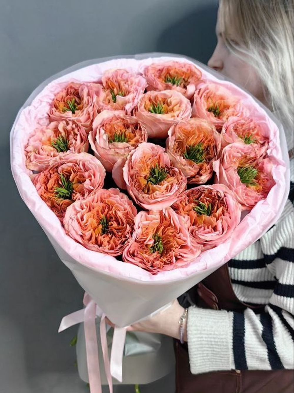 Монобукет из 15 пионовидных роз сорта "Мандарин"