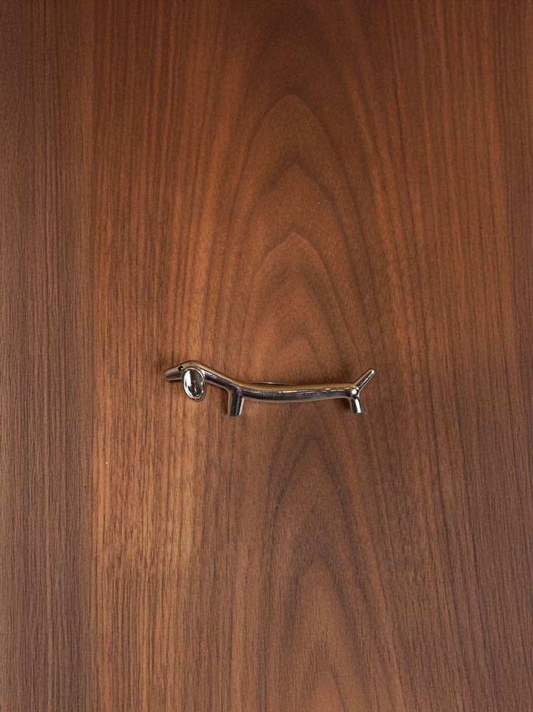 серебристый